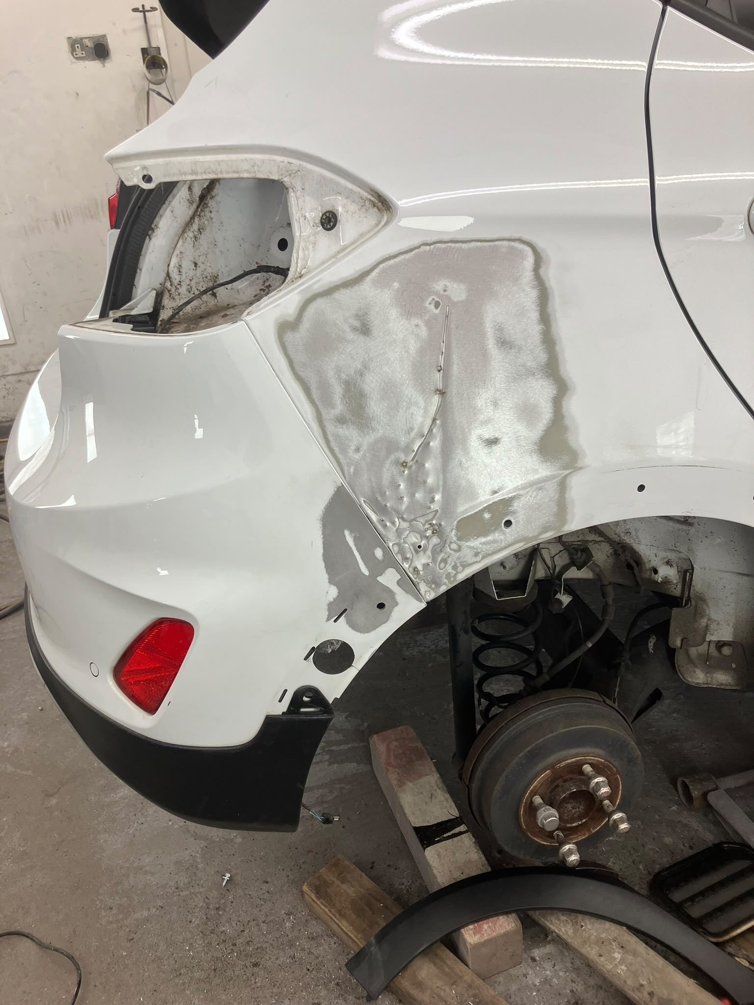 Vehicle bodywork and paint repair in the SP Vehicle Repairs workshop, image 75