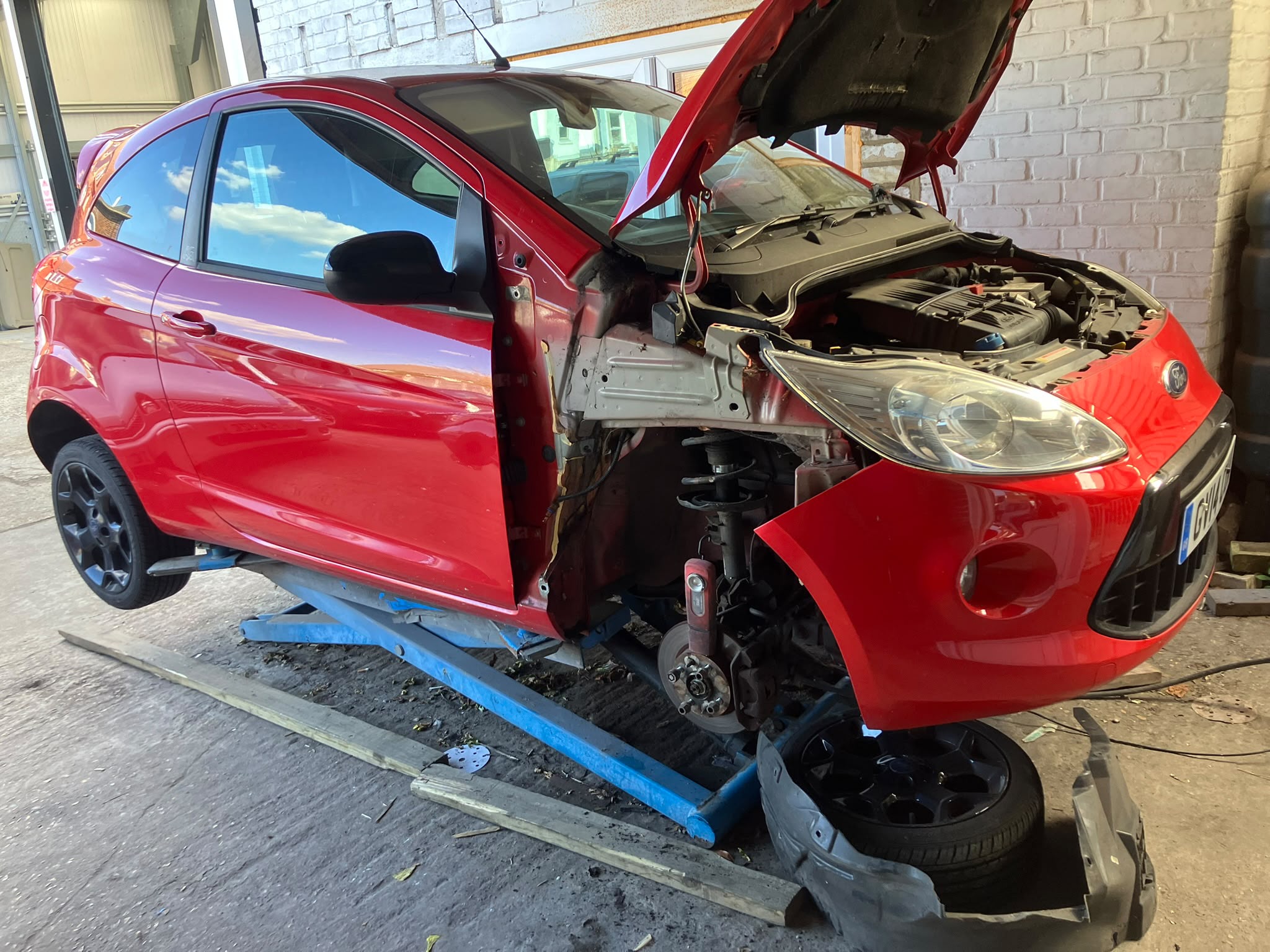 Vehicle bodywork and paint repair in the SP Vehicle Repairs workshop, image 92